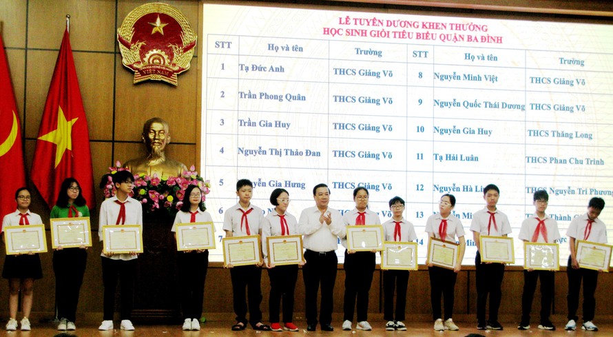 Ông Chử Xuân Dũng, Giám đốc Sở GD&ĐT Hà Nội trao phần thưởng cho học sinh giỏi tiêu biểu của Quận Ba Đình