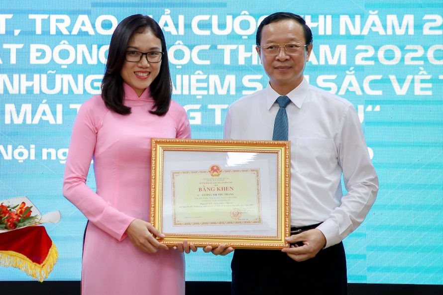 Thứ trưởng Bộ GD&ĐT Phạm Ngọc Thưởng trao giải nhất cho cô Lường Thị Thu Trang