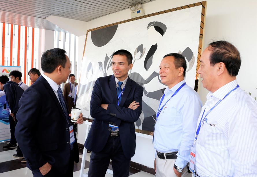 PGS.TS Trần Quang Vinh trao đổi với các đại biểu tại Hội nghị