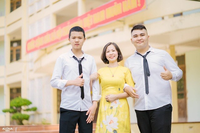 Lê Việt Hoàng (bên trái) cùng cô giáo chủ nhiệm. Ảnh: Dân trí