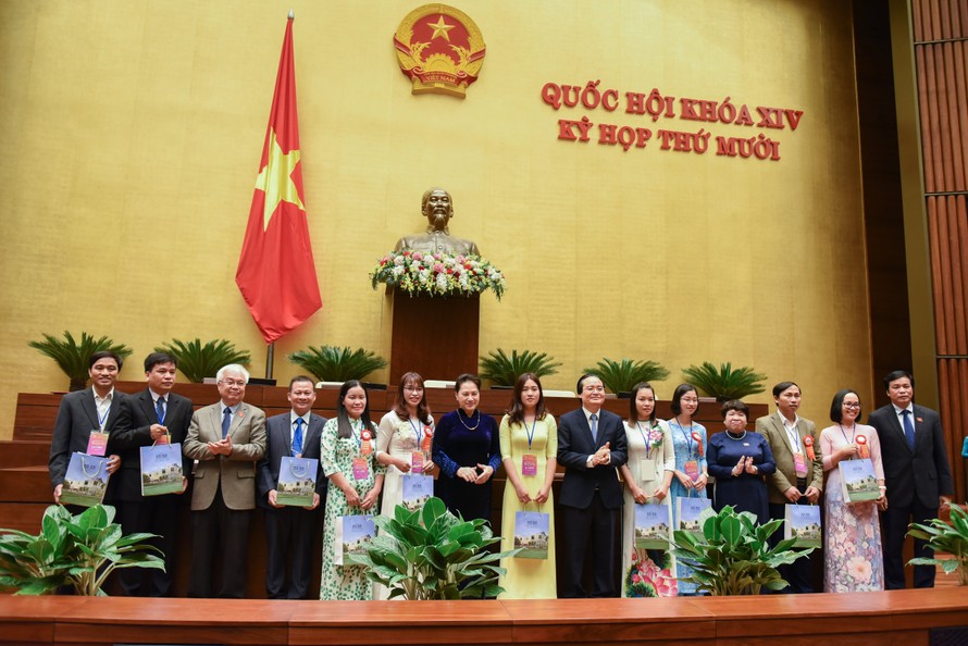 Chủ tịch Quốc hội Nguyễn Thị Kim Ngân gặp gỡ các nhà giáo tiêu biểu toàn quốc