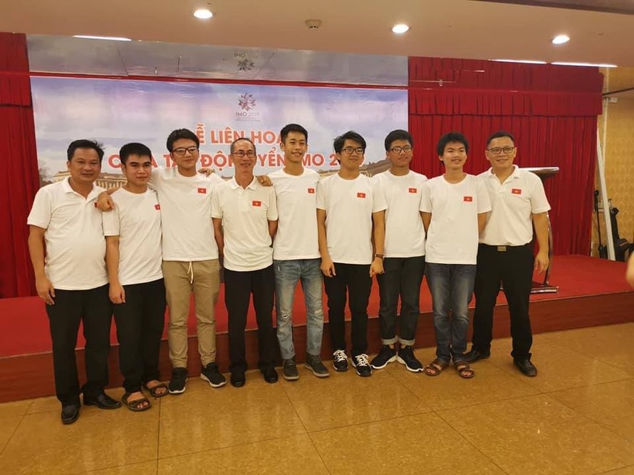 GS. Lê Anh Vinh (ngoài cùng bên phải) cùng đội tuyển IMO Việt Nam năm 2019.