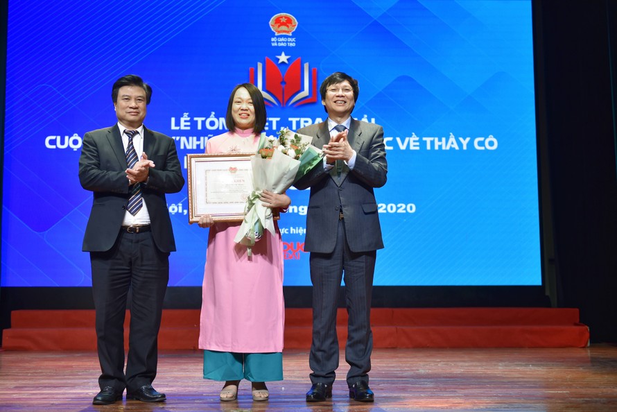 Tác giả Phan Thị Thu Trang (đưungs giữa) giành giải nhất cuộc thi