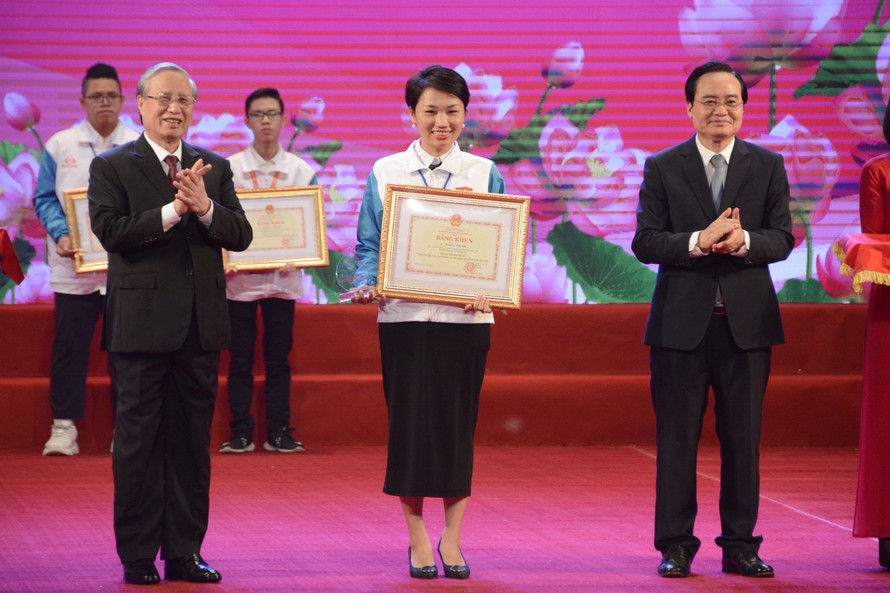 Ông Trần Quốc Vượng, Thường trực Ban Bí thư và ông Phùng Xuân Nhạ, Bộ trưởng Bộ GD&ĐT trao giải nhất cho thí sinh