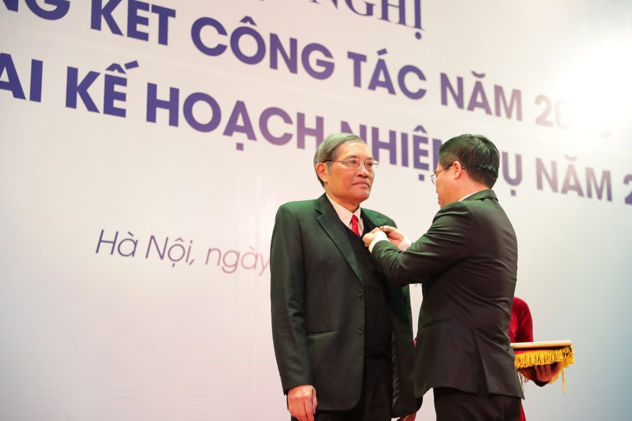 GS.TSKH Đặng Hùng Thắng đón nhận danh hiệu Nhà giáo Nhân dân do Chủ tịch nước phong tặng