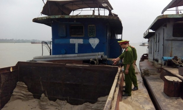 Công an thị xã Sơn Tây (Hà Nội) bắt giữ tàu khai thác cát trái phép.