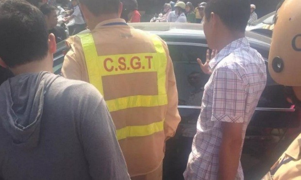 CSGT buộc đập kính xe để giải cứu tài xế bị bất tỉnh. Ảnh BEAT