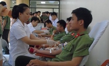 Gần 300 cán bộ chiến sĩ đã tham gia hiến máu nhân đạo.