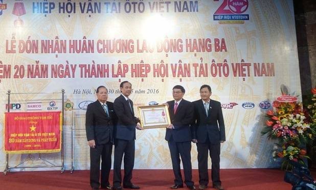 Thứ trưởng Lê Đình Thọ thay mặt lãnh đạo Nhà nước tặng Huân chương Lao động hạng Ba cho Hiệp hội Vận tải ô tô Việt Nam
