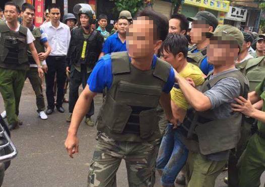 Lực lượng công an bắt giữ Hà Thanh Bình sau 24 giờ lẩn trốn. Ảnh TB24H