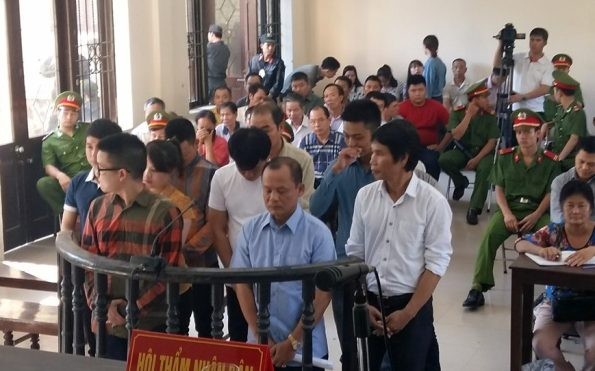 Bị cáo Nguyễn Ngọc Minh và các đồng phạm tại phiên tòa.