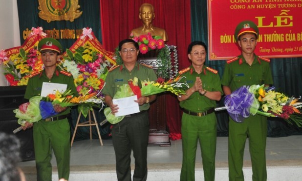 Đại tá Vũ Văn Đông trao quyết định khen thưởng cho Công an huyện Tương Dương.