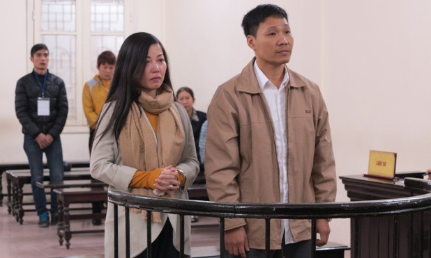 Chị Vân cùng bạn trai tại tòa.