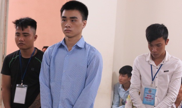 Đào Tiến Hùng (áo xanh) và 2 bị cáo tấn công mình
