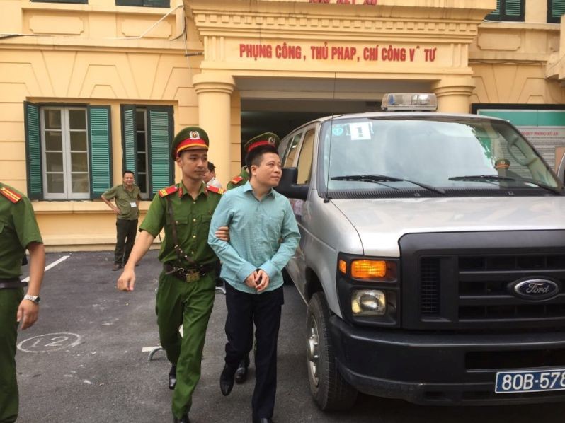 Bị cáo Hà Văn Thắm được dẫn giải tới tòa.