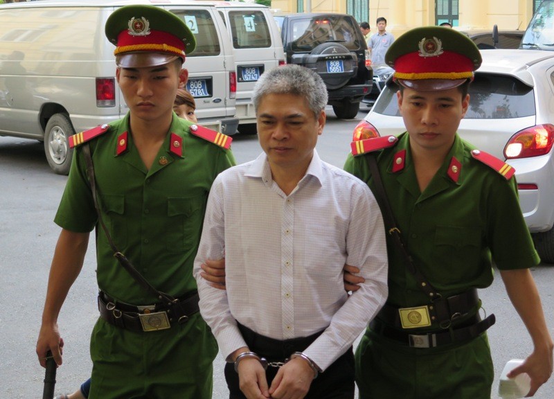Bị cáo Nguyễn Xuân Sơn bị áp giải tới tòa.