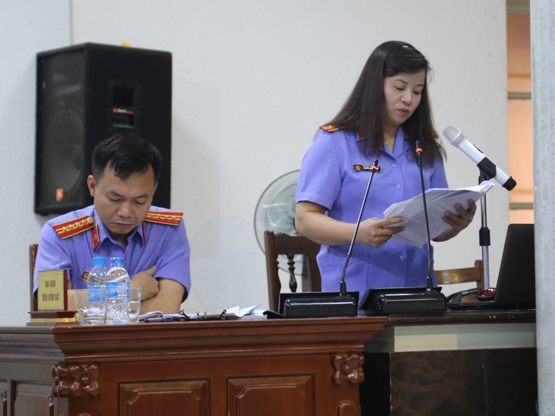 Đại diện VKSND TP Hà Nội giữ quyền công tố tại tòa.