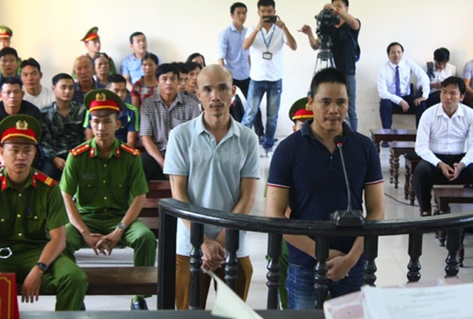Thuận và Phương (từ trái qua) tại phiên tòa ngày 26/9.