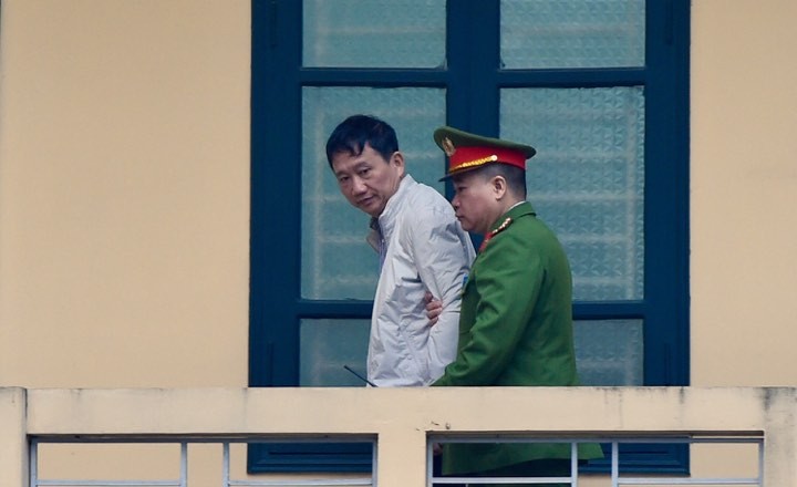 Trịnh Xuân Thanh được áp giải vào phòng xử.
