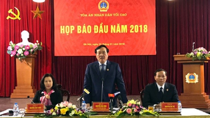 Chánh án Nguyễn Hòa Bình tại buổi họp báo.