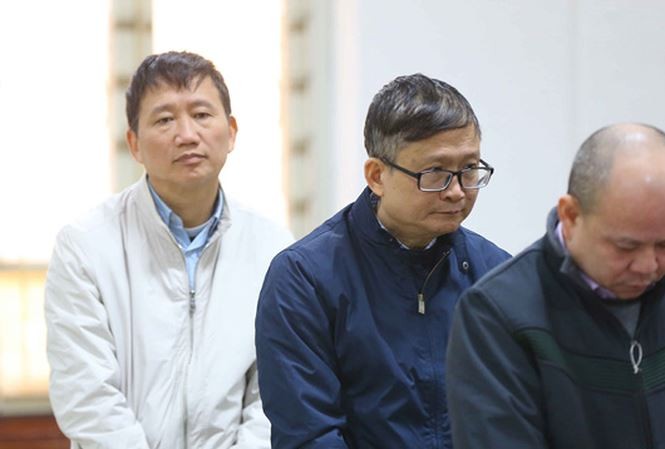 Bị cáo Trịnh Xuân Thanh (áo trắng) và Đinh Mạnh Thắng (người đeo kính) tại tòa sơ thẩm.