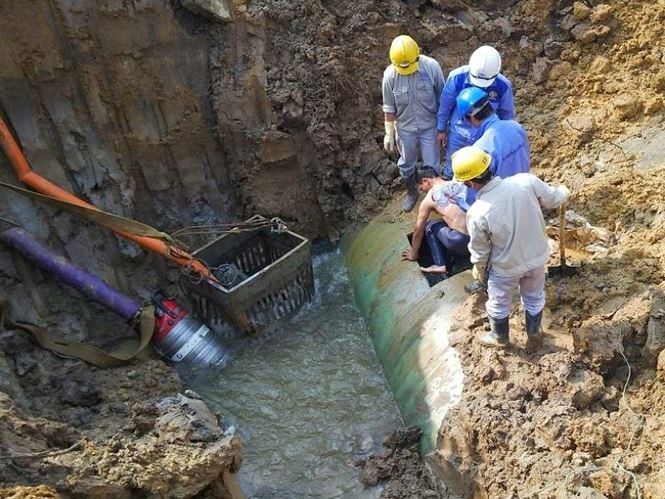 Công nhân khắc phục sự cố vỡ đường ống nước sạch Sông Đà. Ảnh Thanh Hà.