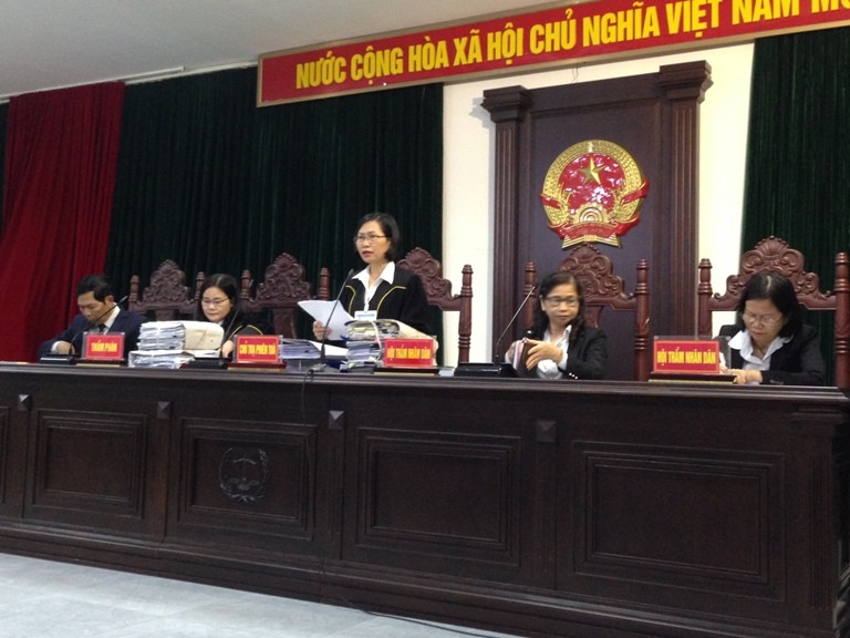 Chủ tọa cho biết sẽ tiếp tục triệu tập đại diện UBND quận Hoàn Kiếm tới tham dự phiên tòa.