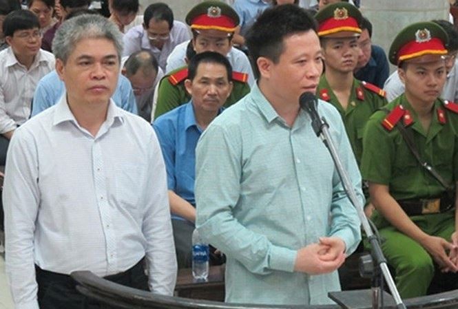 Hà Văn Thắm (bìa phải) và Nguyễn Xuân Sơn (trái) tại phiên tòa vụ OceanBank.