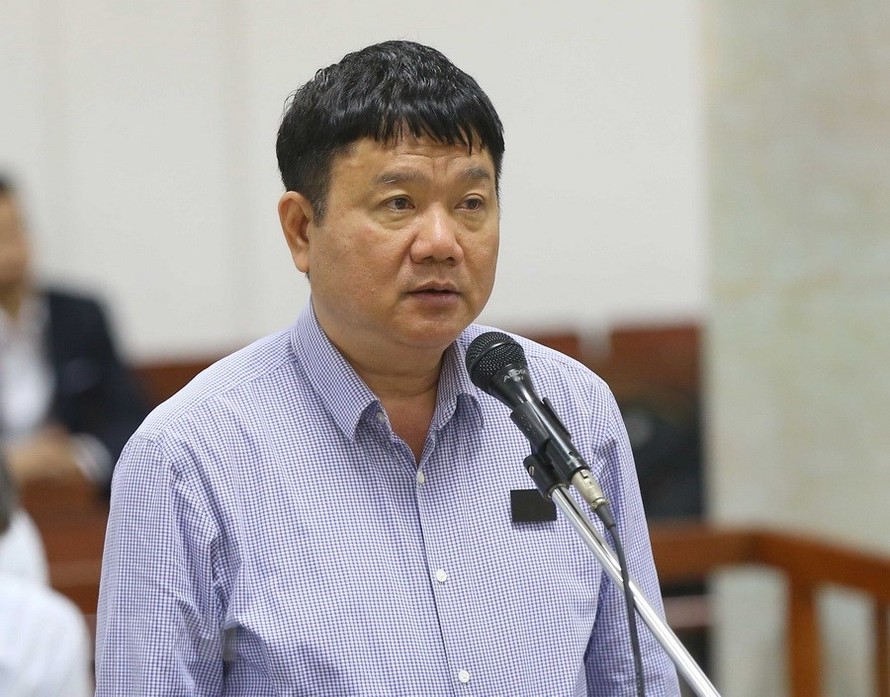 Bị cáo Đinh La Thăng khai báo trước hội đồng xét xử. Ảnh: TTXVN.