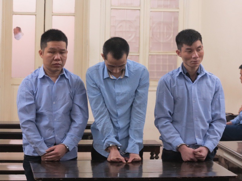 Bị cáo Dương Đức Giang (đứng giữa) cùng đồng phạm tại tòa.