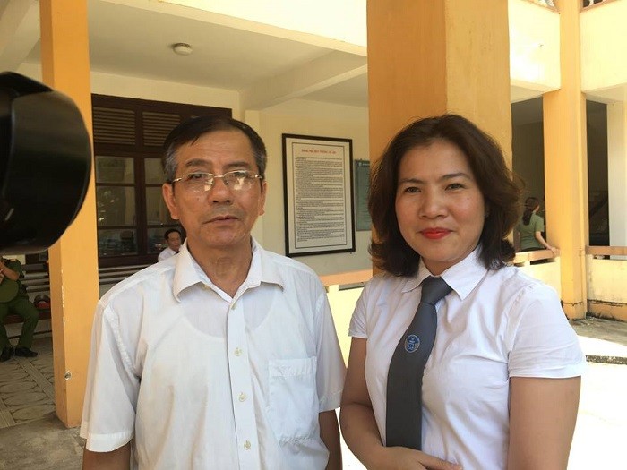 Luật sư Nguyễn Thị Đinh Hương và người nhà nạn nhân tại tòa.