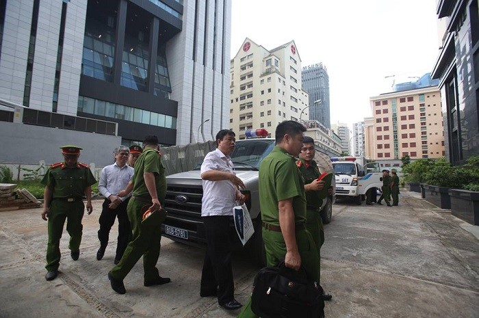 Các bị cáo Đinh La Thăng và Nguyễn Xuân Sơn được dẫn giải tới tòa.