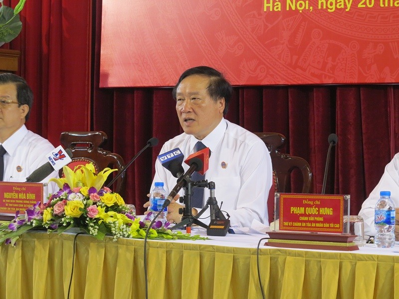 Chánh án TAND Tối cao Nguyễn Hòa Bình chủ trì cuộc họp báo.
