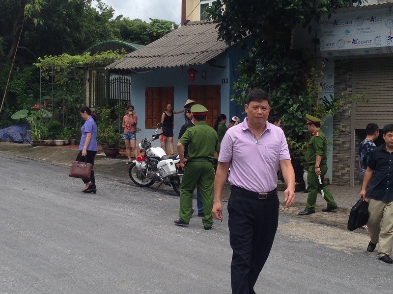 Các lực lượng công an, kiểm sát tiến hành khám nhà ông Vũ Trọng Lương.