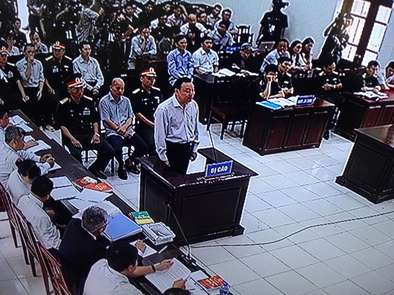 Bị cáo Phùng Danh Thắm trình bày trước Hội đồng xét xử.