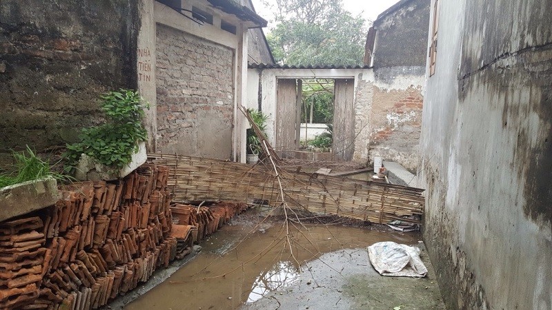 Cổng gia đình bà Thương bị hàng xóm chặn lại, dồn nước thải vào trong.