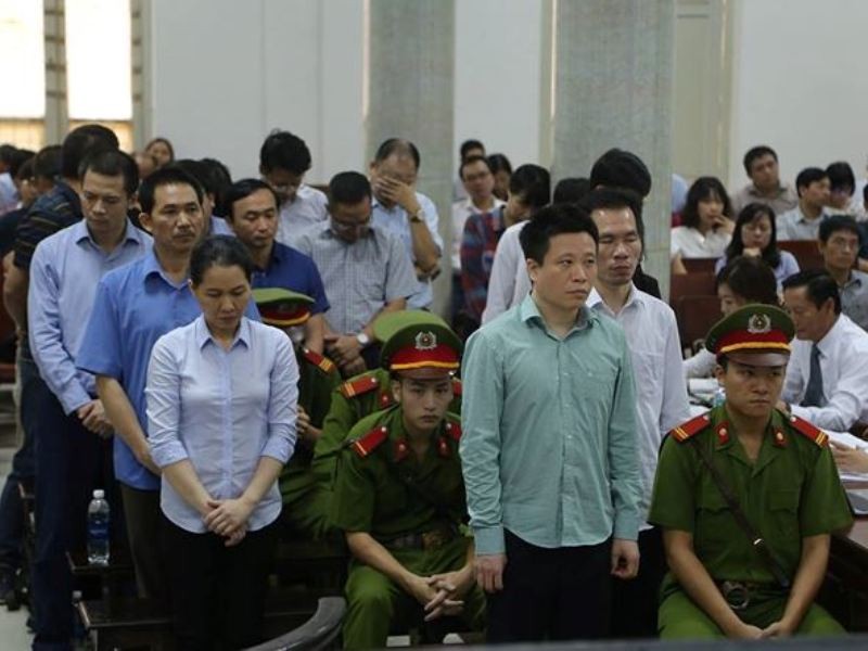 Ông Hà Văn Thắm (người đứng đầu) cùng các đồng phạm tại phiên tòa sơ thẩm.