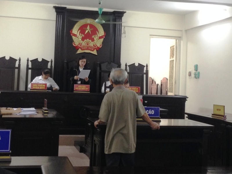 Chủ tọa tuyên án với ông Nguyễn Bá Mắn.
