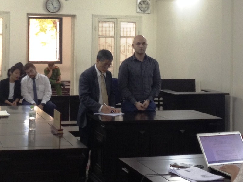 Roman Zmaikovic và người phiên dịch tại tòa.
