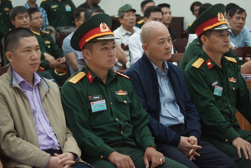 Từ trái qua, các bị cáo Trần Văn Lâm, Đinh Ngọc Hệ.