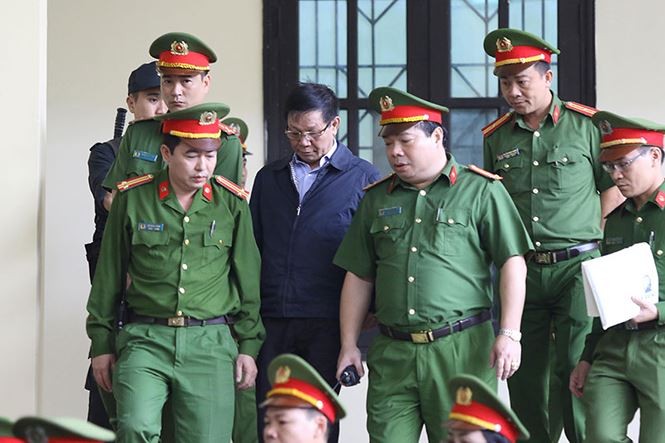 Ông Phan Văn Vĩnh được dẫn giải tới tòa sáng nay (12/11).