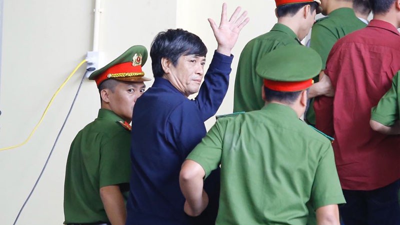 Bị cáo Nguyễn Thanh Hóa vây tay chào người thân tại tòa