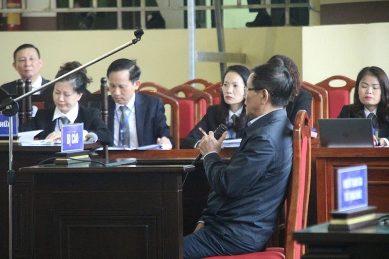 Bị cáo Phan Văn Vĩnh ngồi khi xét hỏi trong sáng 20/11. 