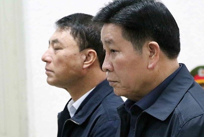 Các ông Trần Việt Tân, Bùi Văn Thành tại tòa.