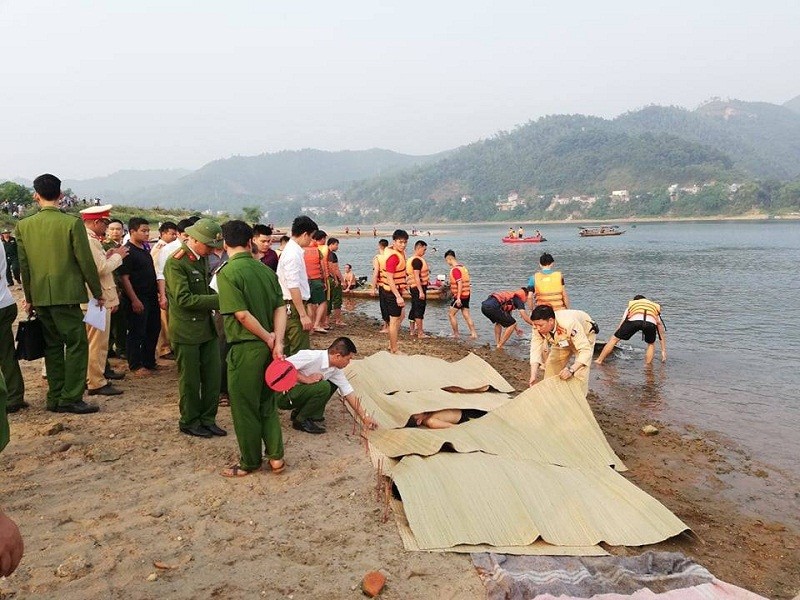 Thi thể của các học sinh được đưa lên bờ.