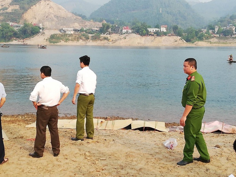 Lực lượng chức năng đưa thi thể các nạn nhân lên bờ.