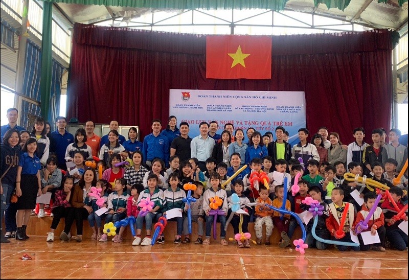 Đoàn viên các cơ quan tại Hà Nội tặng quà cho trẻ em tại Cơ sở cai nghiện ma túy số 2.