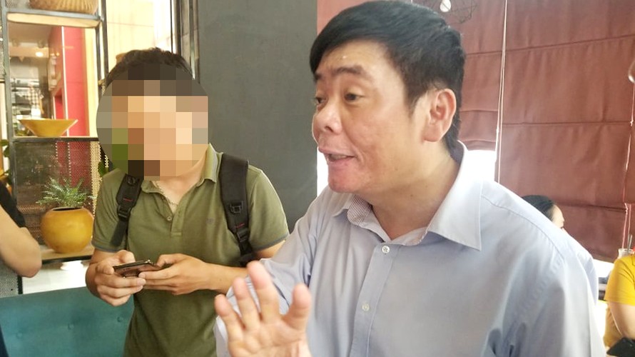 Ông Trần Vũ Hải trao đổi với phóng viên ngay khi buổi khám xét két thúc
