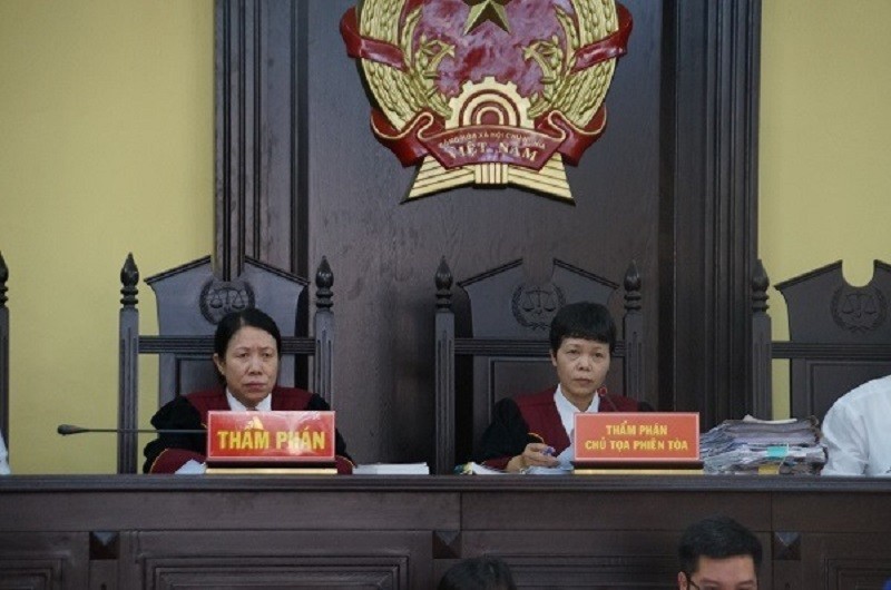 Hai thẩm phán tham gia xét xử vụ án.