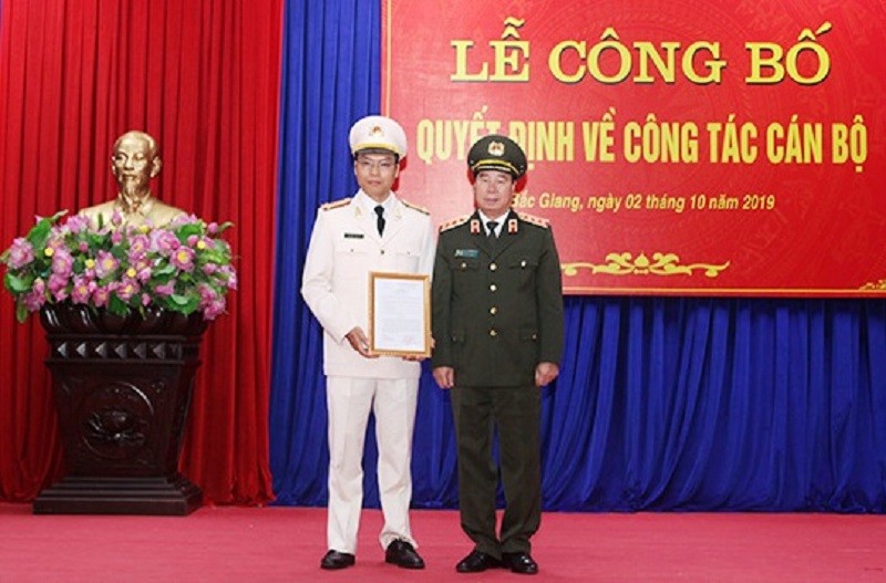Thượng tướng Bùi Văn Nam trao quyết định cho Thượng tá Nguyễn Quốc Toản. Ảnh Báo Chính phủ.